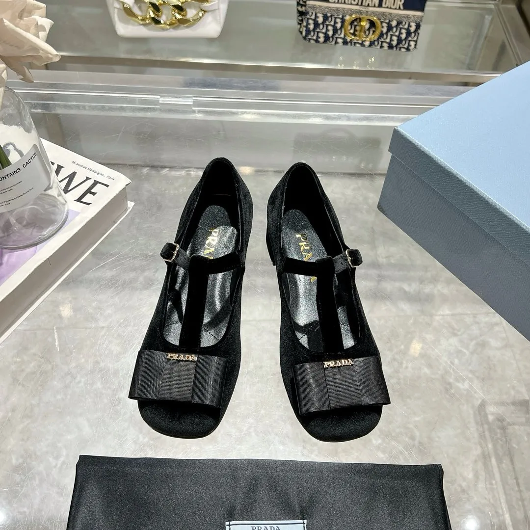 👟👟Ex-factory price 540👟👟 Prada 25ss early spring new model 🌟 Recommended by major bloggers in Xiaohongshu, showing classic charm. Injection-molded leather outsole, imported mixed-breed sheep lining. These velvet-textured pumps combine elegance with modern sophistication, and the delicate bow adds a romantic touch. The upper is decorated with grosgrain bow and metal buckle. Metal letter logo. Decorated with metal letter logo. Velvet texture covered heel with height 4.5cm. Size: 35 to 40 (41 is custom-made and cannot be returned or exchanged)